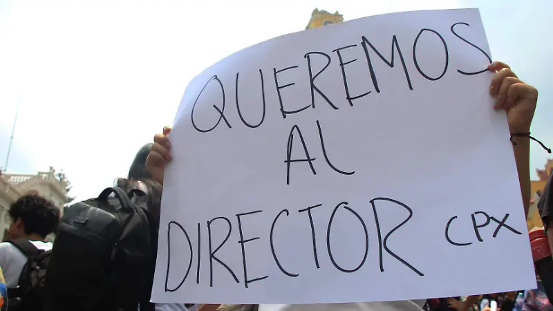 Protestan en Xalapa por presunta imposición de directora en el Colegio Preparatorio